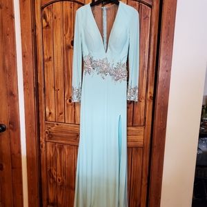 Light blue Tony Bowls size 6 gorgeous evening gown
